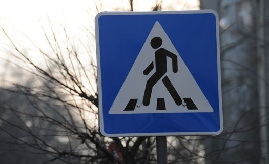 Двое мужчин были сбиты автомобилем во время того, как переходили дорогу по пешеходному переходу.