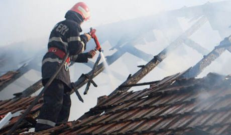 Acoperişul unei case din raionul Slobozia, regiunea transnistreană, a luat foc noaptea trecută. Foto: jurnal.md