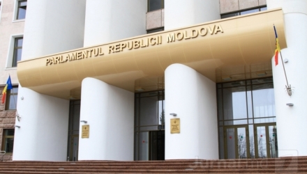 Opoziția comunistă, dar și socialiștii, au votat împotriva declarației, argumentând că locuitorii din regiunea transnistreană pledează pentru integrarea în Uniunea Vamală.