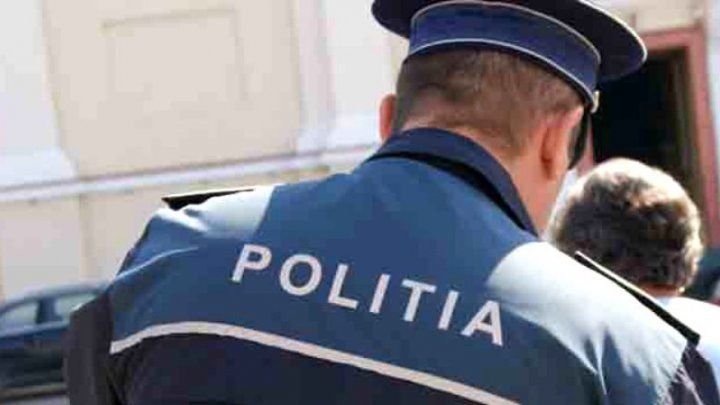 Un polițist a fost bătut în faţa secției în care lucrează.