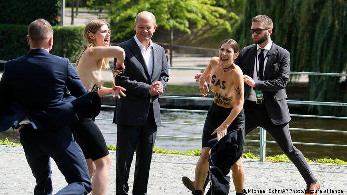 Две полураздетые активистки устроили акцию протеста перед Олафом Шольцем.