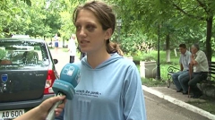 Martorii au, însă, o altă variantă. "Am văzut cum poliţista a apucat-o de păr pe Olga şi a lovit-o cu capul de şosea", a povestit o tânără. 