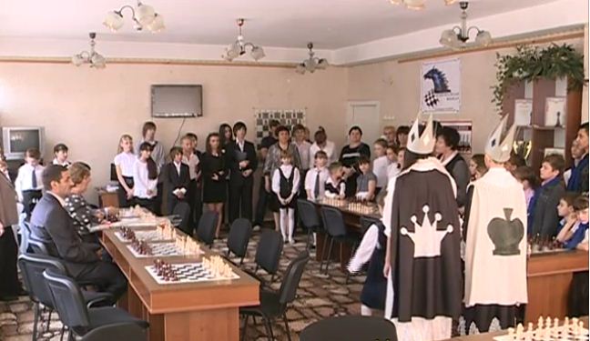 Шахматные уроки в лицеи имени Николая Гоголя будут проводиться еженедельно. Для желающих играть чаще открыли шахматную группу.