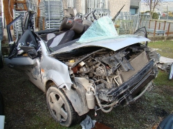 Salvatorii au avut nevoie de două ore să-l scoată din fiarele automobilului pe tânărul care cel mai probabil a murit după impact. 