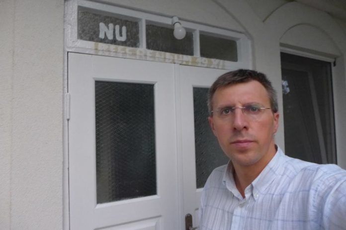 Ce a scris Dorin Chirtoacă pe uşa casei părinteşti din Coloniţa. Foto: moldova.org