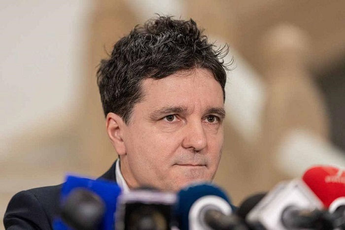 Președintele României începe consultările cu partidele după demisia guvernului.