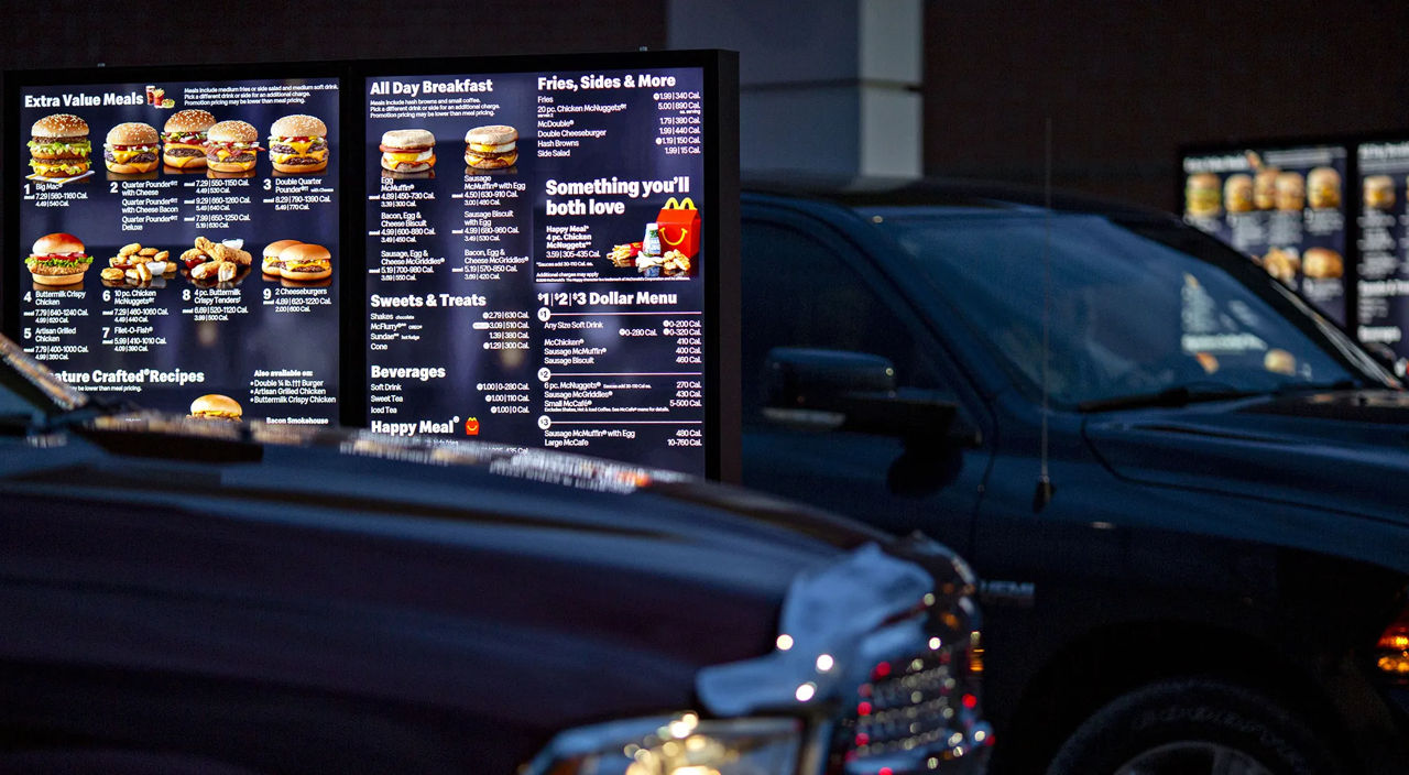 Продажи McDonald's упали после вспышки кишечной палочки.