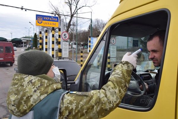 Украина закроет границу для иностранцев из-за коронавируса.