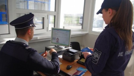 Поток выезжающих из страны увеличился примерно на 20 процентов.