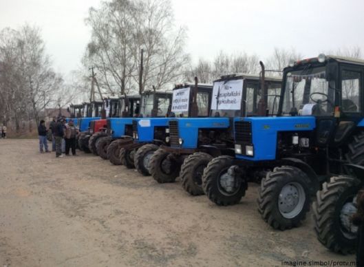 Acum zece zile, sute de agricultori şi-au scos tractoarele în drum pentru a se face auziţi. Foto: trm.md
