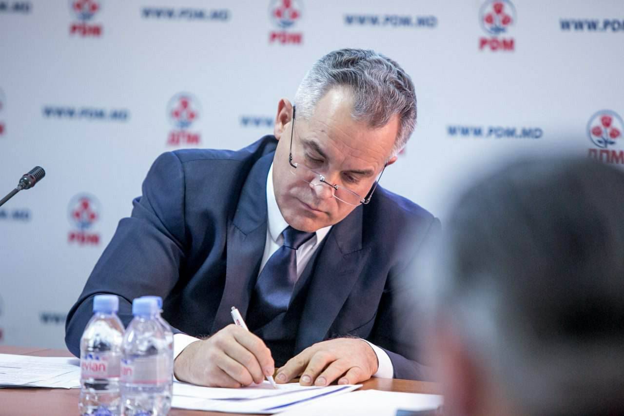 В контракте не указана дата запланированного демократами визита в США.