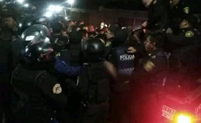 В Мексике 16 полицейских пострадали, спасая насильника от толпы.