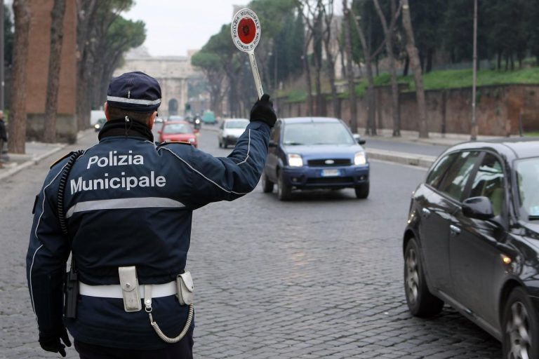 Amendă de peste 4.000 de euro pentru un moldovean care transporta colete în Italia. 