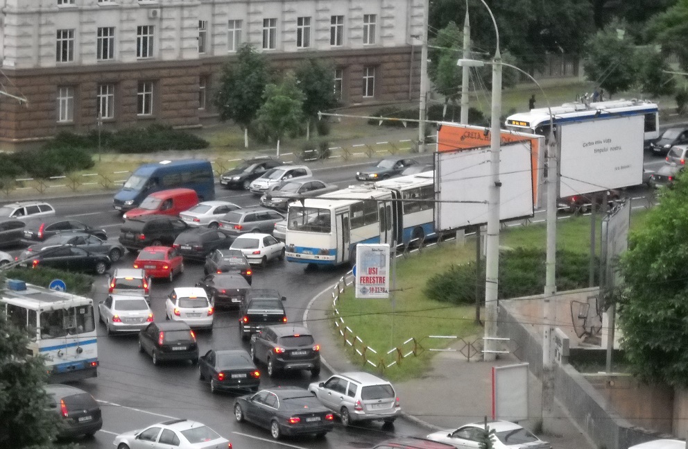 Для снижения уровня уличного  шума специалисты рекомендуют властям сажать кустарники и деревья, а также снизить число транспорта.   Фото: ionita.pldm.md