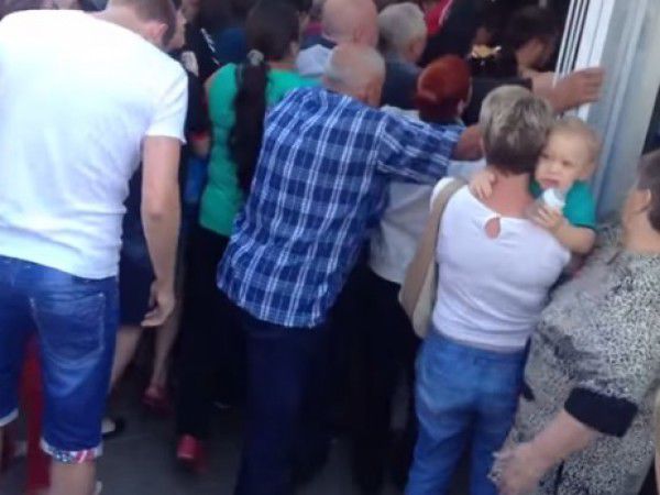 Женщины с детьми и пенсионеры устроили штурм магазина.