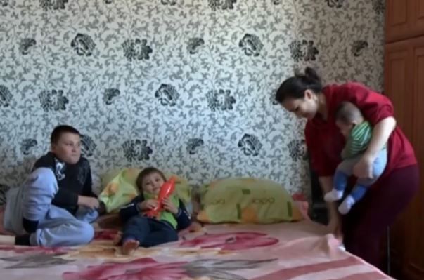 У супругов несколько внуков, пятеро своих детей, еще четверо приемных.