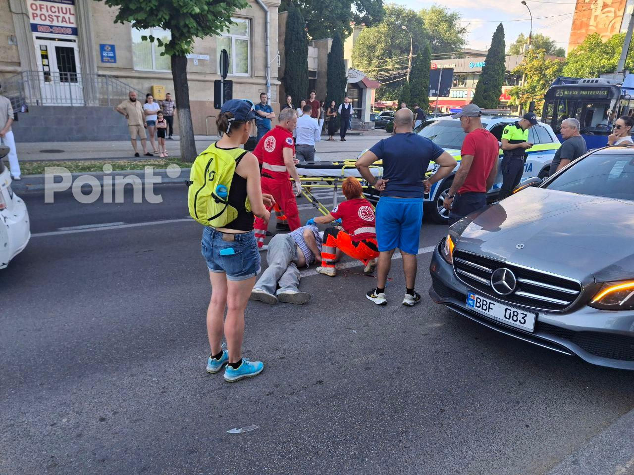 В Кишиневе автомобиль сбил двух пешеходов на зебре.