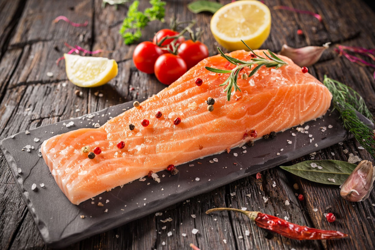 Nutriționist: Vitamina B12 din somon protejează împotriva oboselii de iarnă.