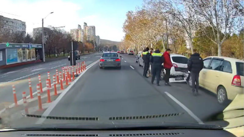 Accident în lanț la Chișinău: Patru mașini au fost avariate.