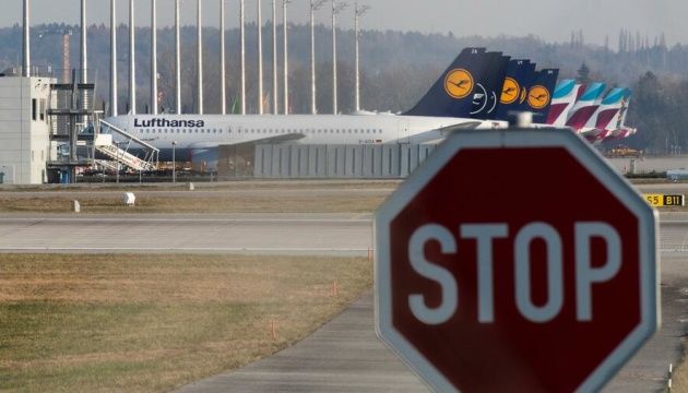 Глава Lufthansa ожидает сокращения около 10 тыс. рабочих мест из-за пандемии.