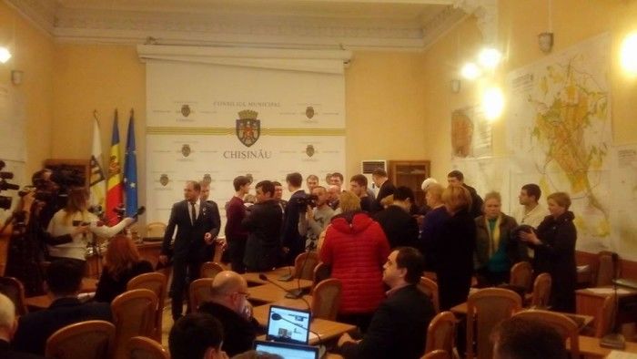 Socialiștii s-au mai arătat deranjați de faptul că nu a fost prezentat bugetul capitalei în a doua lectură. Foto: facebook.com / Ruslan Codreanu 