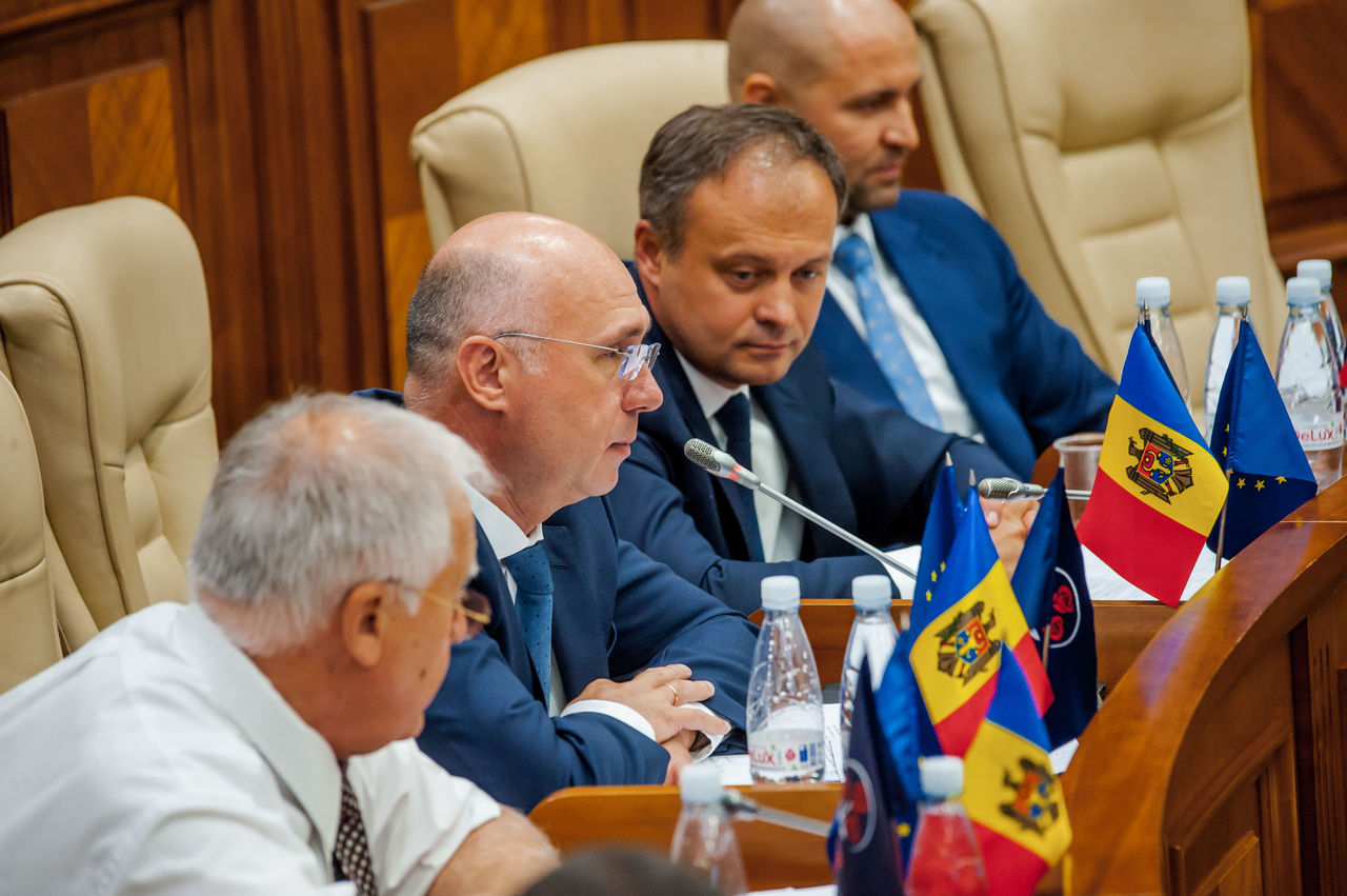 Депутаты по-разному отреагировали на указ о роспуске парламента.