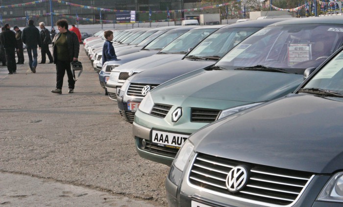 În mod normal, la sub 5.000 de euro veţi găsi o sumedenie de Dacia Logan, dar şi multe maşini Renault, Opel şi Fiat.