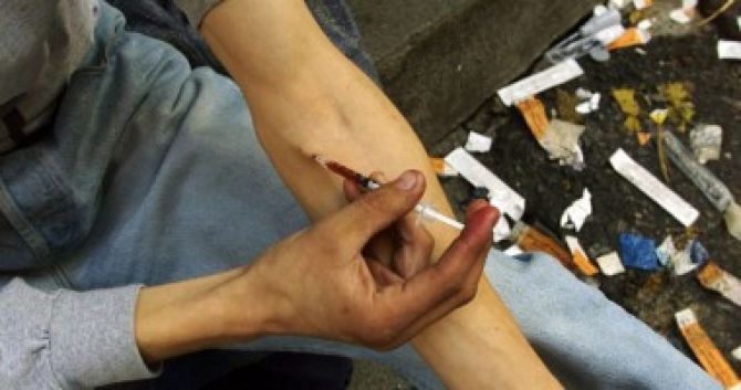 Tânărul este dependent de droguri, iar în gentuță ascundea două seringi cu substanță narcotică. Foto: moldova24.info