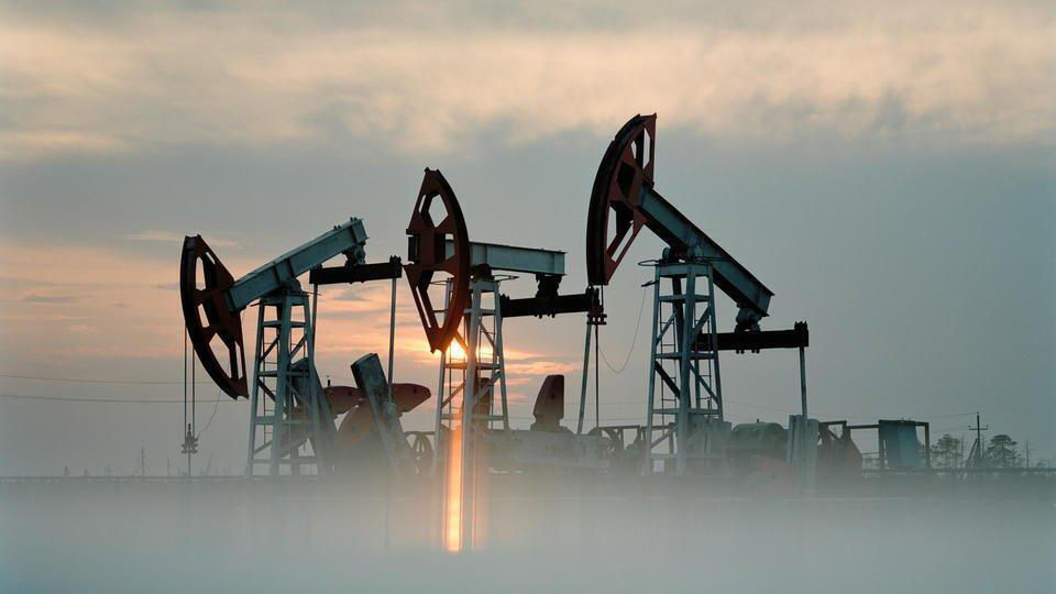 Стоимость нефти опустилась ниже $98 за баррель впервые с 17 марта.
