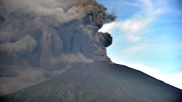 Nivel maxim de alertă în Bali, în condiţiile în care erupţia vulcanului Agung este iminentă.
