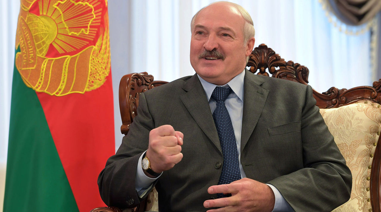 Лукашенко попросил спецслужбы цивилизованно прослушивать граждан.