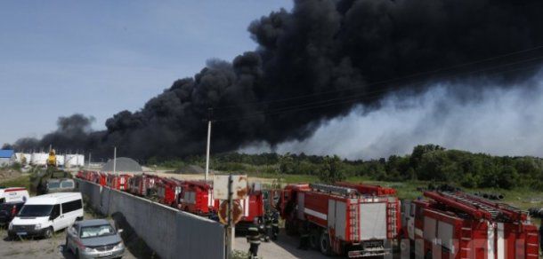 Echipele de salvare din Ucraina au decis, să folosească tancuri modificate pentru a stinge incendiul gigantic. Foto: unian.net