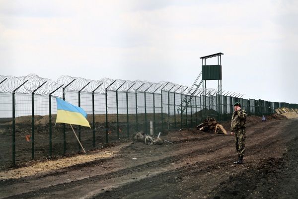 Украина снова начала строить «стену Яценюка» на границе с Россией.