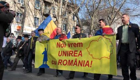 Унионисты провести марш по центральной магистрали Кишинева по случаю дня объединения Бессарабии с Румынией, состоявшегося 27 марта 1918 года.Фото: grenada.md