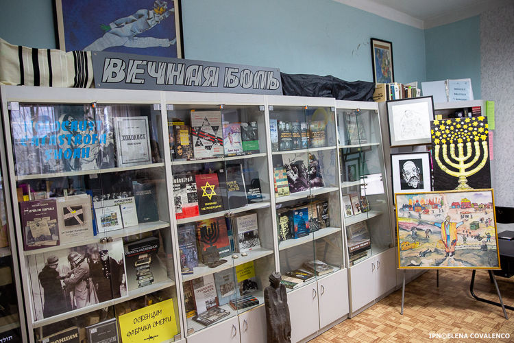 В столичной библиотеке им. И. Мангера открыли выставку памяти жертв Холокоста.