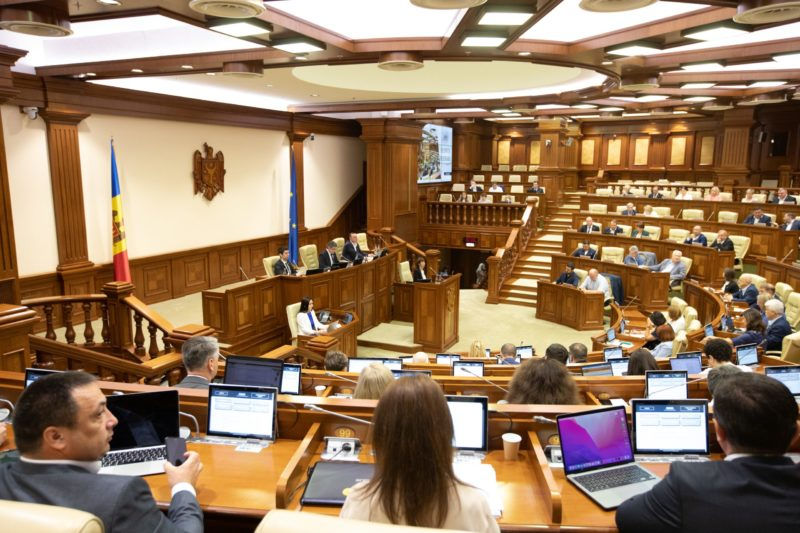 Promo-LEX зафиксировала нарушения прозрачности и изменения повестки дня на заседании парламента.