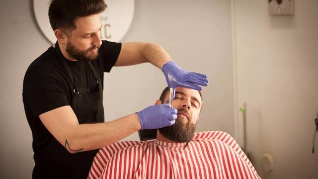 Moldoveanul care și-a deschis primul barbershop din Chișinău își extinde afacerea și în România
