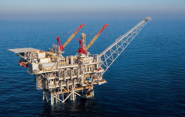США призвали другие страны увеличить добычу нефти после запрета на импорт российской.