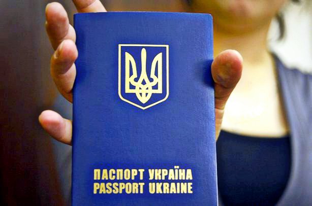Причиной отказа в визе гражданам Украины является отсутствие образцов новых документов в посольствах европейских стран. Фото: zn.ua