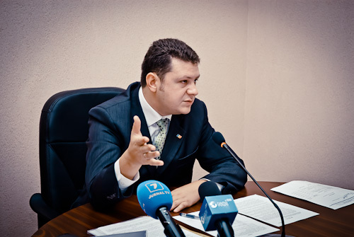 Показной отрицает обвинения, будто руководимое им учреждение находится под политическим контролем первого заместителя председателя ДПМ Владимира Плахотнюка.