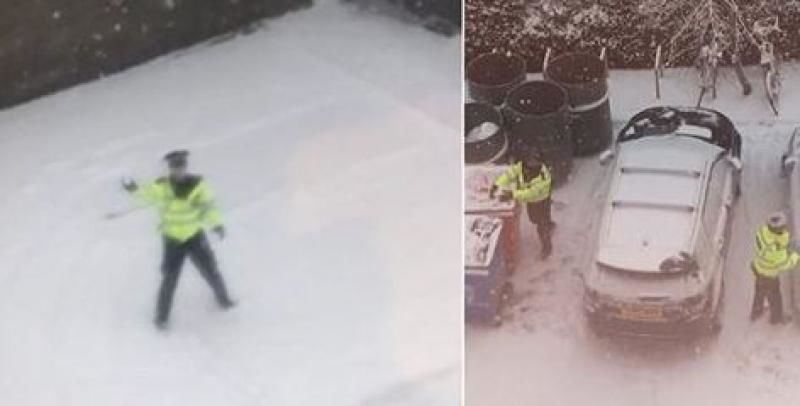 Bătaie cu bulgări de zăpadă între polițiști. 