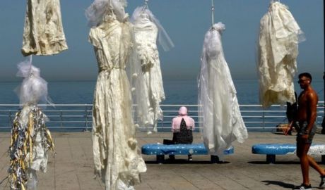 30 de rochii de mireasă au fost spânzurate de frânghii în Liban. Foto: bbc.com