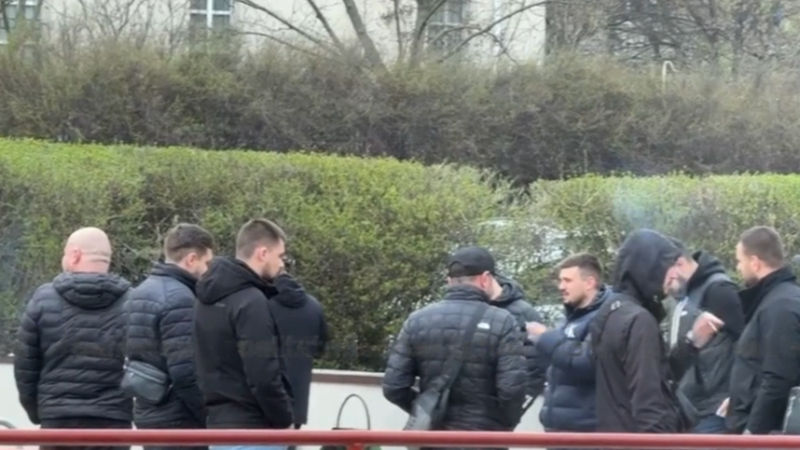 Ofițerii INI, la Judecătoria Chișinău: Au venit să-și susțină colegii reținuți.