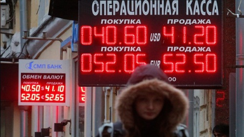 В России ряд банков, работающих на рынке розничного обмена валют, начали закупать новые пятизначные уличные табло для отображения курса валют.