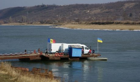 Bacul care asigura transportul peste Nistru s-a defectat.