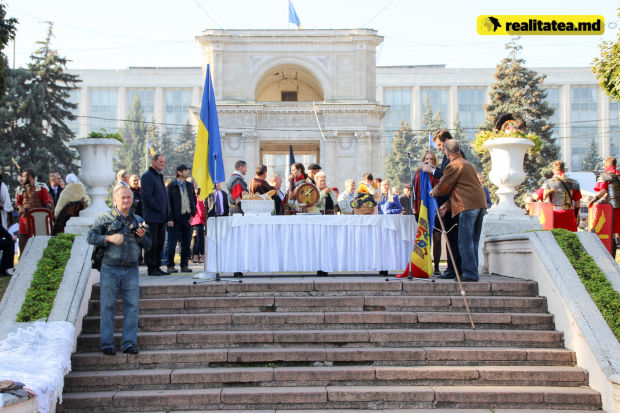 Locul desfășurării concertului încă nu a fost stabilit. Autoritățile admit trei variante: în scuarul Catedralei, în scuarul Teatrului de Operă și Balet ”Maria Bieșu” sau pe pietonala A. Diordiță.