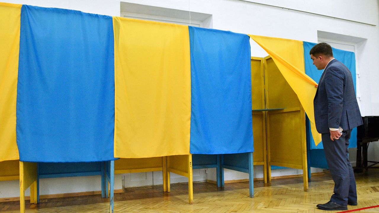 На Украине избиратель в ходе местных выборов проголосовал за Путина.