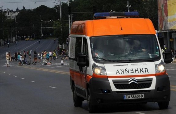 Поводом к увольнению стал случай со скончавшейся молодой женщиной из-за опоздания машины скорой помощи. Фото: newsbg.ru.