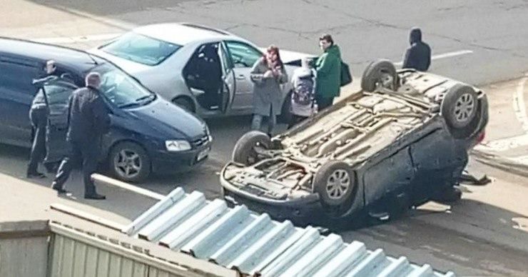 Две легковушки столкнулись сегодня днем на перекрестке в Тирасполе. 