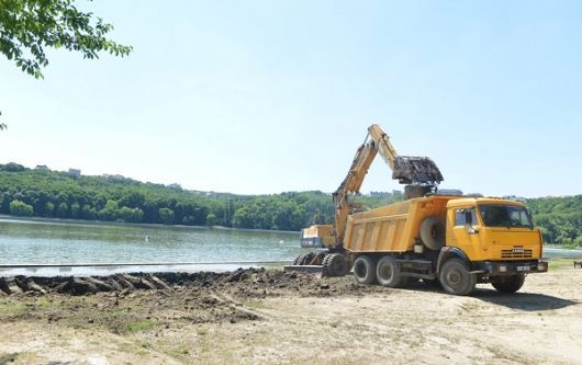 Pentru reabilitarea şi amenajarea plajei, din bugetul municipal au fost alocate circa 800 mii de lei. Foto: trm.md